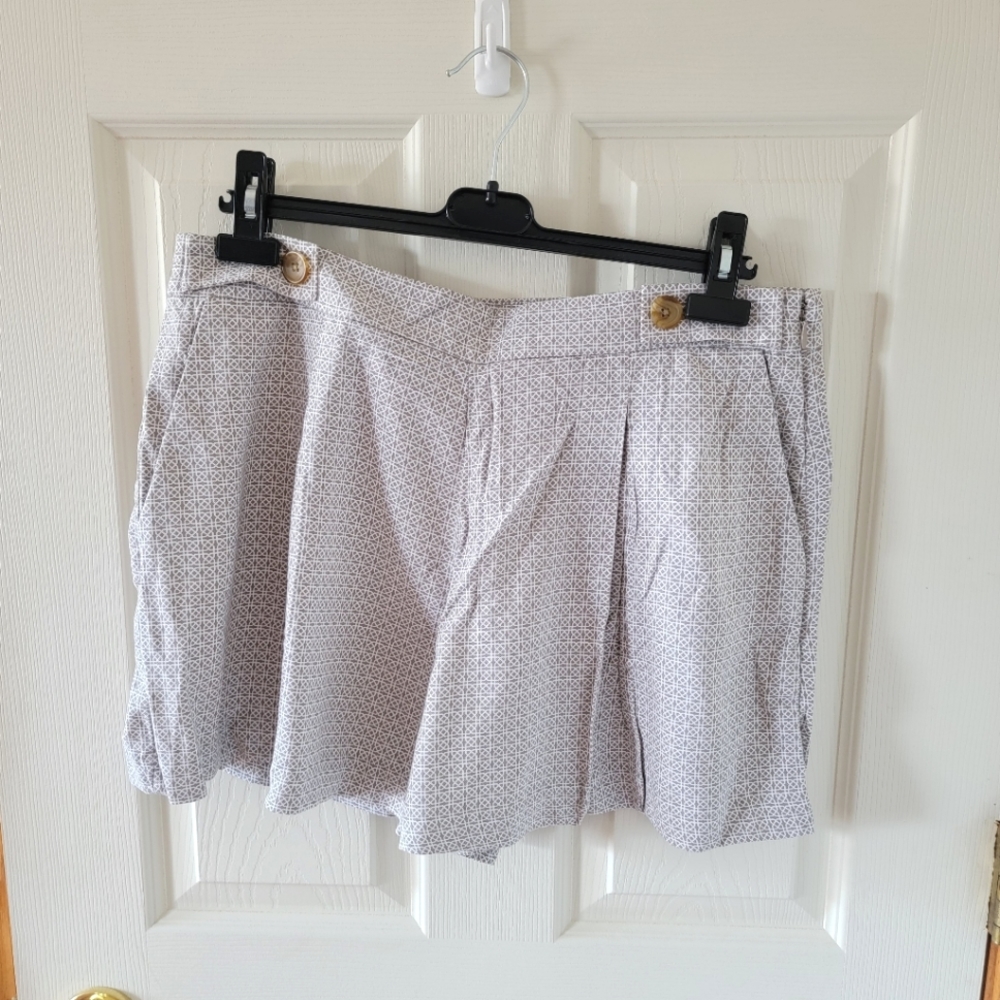 NWT Banana Republic pleated shorts, size 12